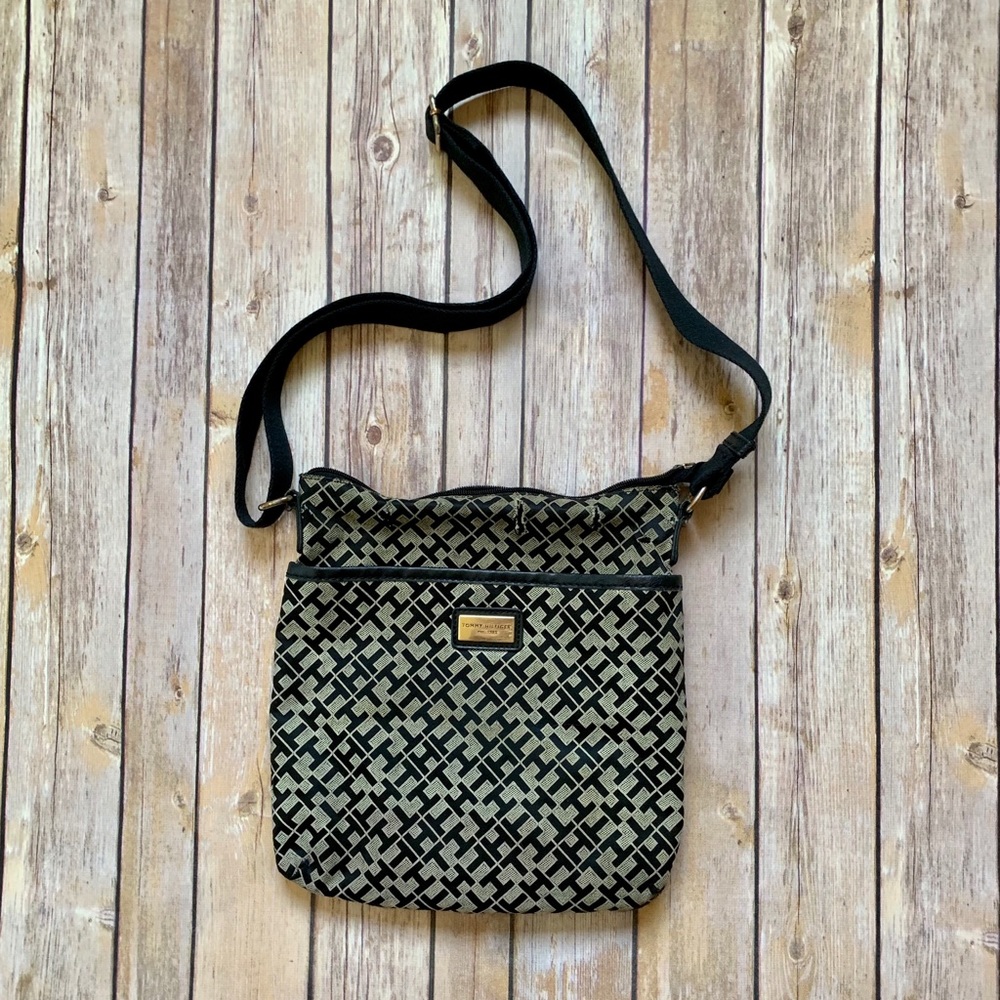 Tommy Hilfiger purse shoulder bag with pockets